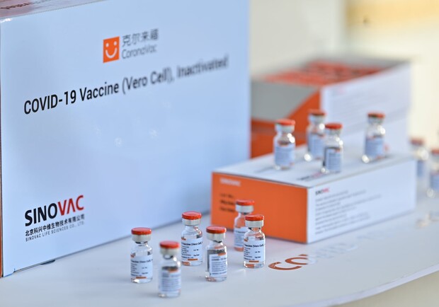 Чекали два місяці: на Львівщину привезли 80 тисяч доз вакцини CoronaVac 