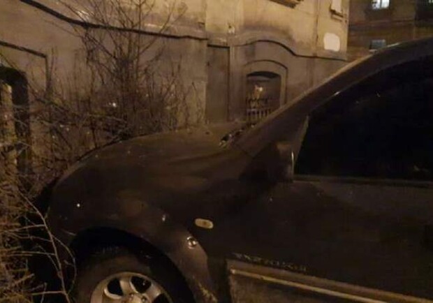 Львів'янка за кермом автомобіля влетіла у будинок 
