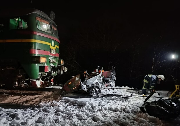 Біля Львова пасажирський поїзд розтрощив автомобіль, який застряг на колії 