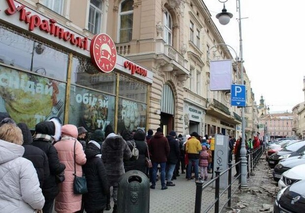 У центрі Львова помітили довжелезну чергу – за чим стоять 