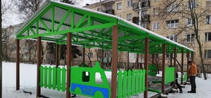 Біля львівської школи облаштували павільйон для уроків на вулиці