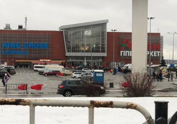 Анонім повідомив про замінування трьох торгово-розважальних центрів у Львові 