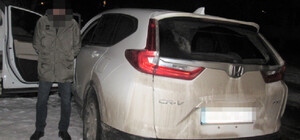 На Теремках чоловік викрав автомобіль та хотів змінити на ньому номерні знаки