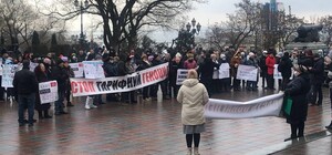 Високі тарифи та забудова: під одеською мерією проходять одразу три мітинги