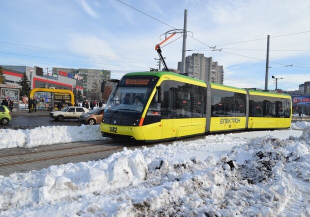 Пасажири львівських трамваїв самостійно відчинятимуть двері вагонів 