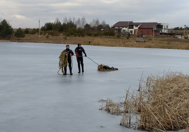 Львівські рятувальники дістали з озера труп – фото спецоперації 