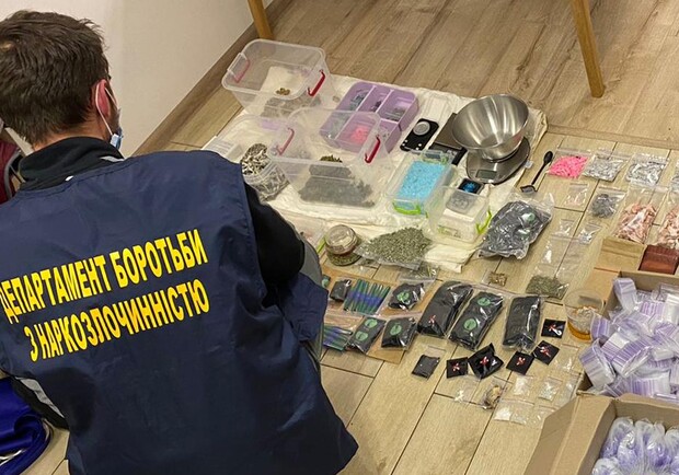 У львівській квартирі затримали двох дівчат з наркотиками на 2 мільйони гривень 