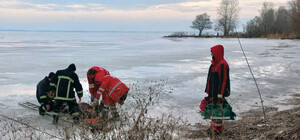 Під час риболовлі двоє чоловіків провалилися під лід: витягти змогли лише одного