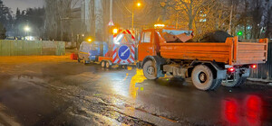 На Сирці у автобусі луснуло скло через ями на дорозі 