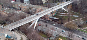 В Одесі екстремал повис без страховки на Тещиному мосту (відео)