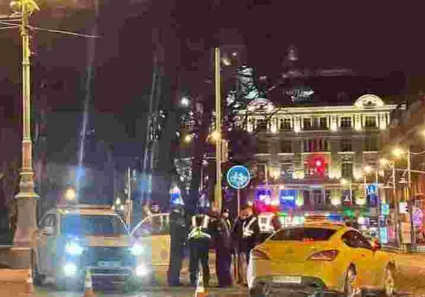 В центрі Львова п’яний водій на спорткарі протаранив авто поліції (фото) 