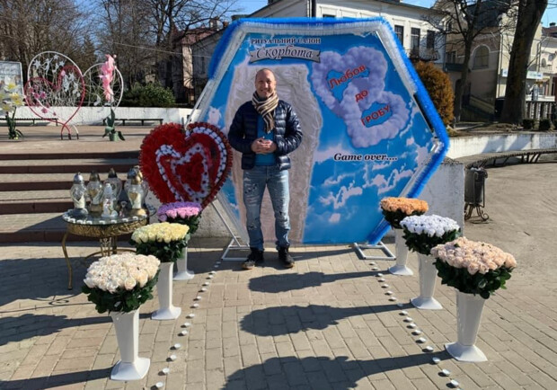 Любов до гробу: у Калуші ритуальне бюро встановило тематичну фотозону до Дня Валентина 