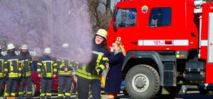 У Запоріжжі рятувальник влаштував зворушливе ґендер-паті на День закоханих