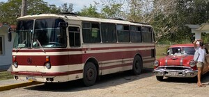 Фото дня: Кубою роз'їжджає старий автобус зі Львова 