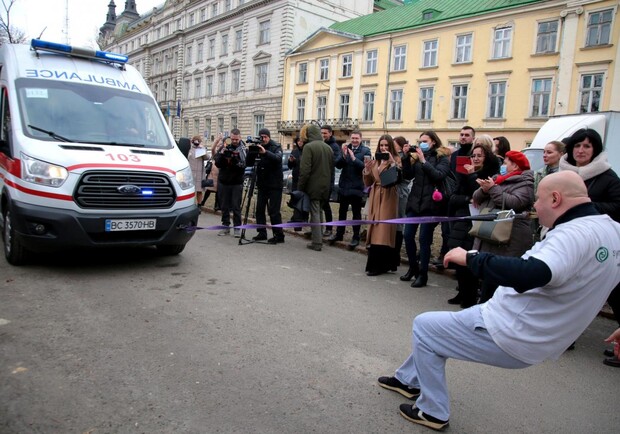 Львівський педіатр Олег Скавиш протягнув зубами карету швидкої допомоги 
