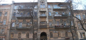 У центрі Одеси обрушилася частина фасаду будинку: перехожа дивом уціліла (відео)