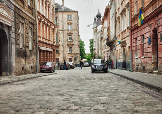 Львів'янам пропонують пільгові тарифи на паркування біля будинків 