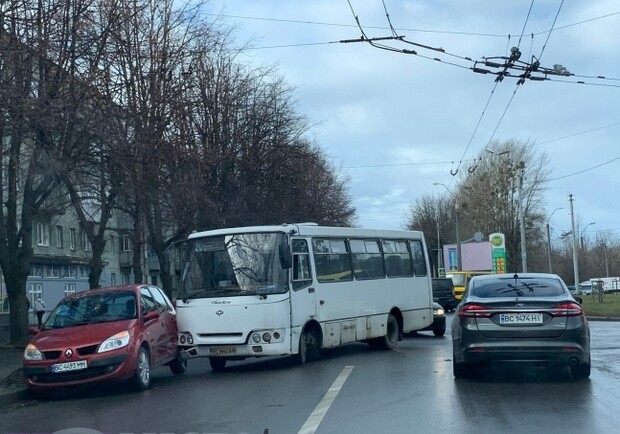 На вулиці Городоцькій маршрутка потрапила в ДТП 