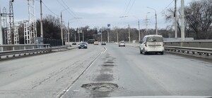 У Запоріжжі на греблі ДніпроГЕС дорога вкрилася ямами та тріщинами (відео)