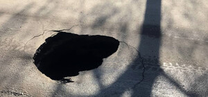 На Слобідці серед проїжджої частини з'явився глибокий провал