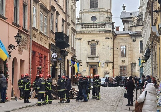У центрі Львова стався обвал у житловому будинку – мешканці заблоковані. 
