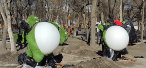 Не телепузики, не черепашки, не еко-бобри: що за дивні фігурки з'явилися у сквері Металургів