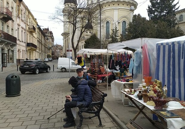 Який вигляд має колись популярний львівський ринок «Вернісаж» – фото та відео. 