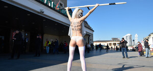 У Києві напівгола активістка Femen із косою закликала не панікувати