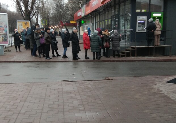 На Львівщині – довжелезні черги до банкоматів. 