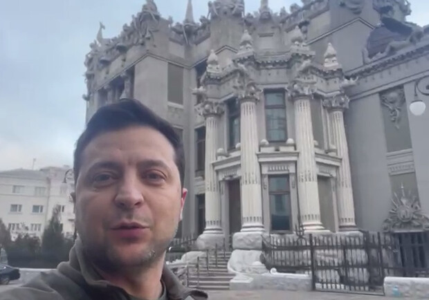 Володимир Зеленський спростував фейки про складання зброї українською армією. 