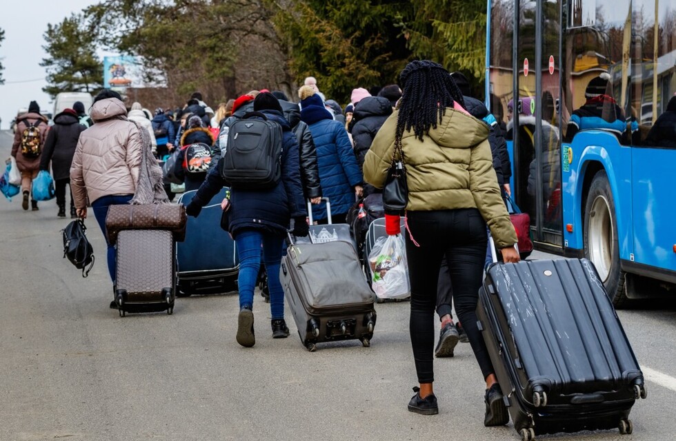 Допомога біженцям у Львові: всі корисні номери телефонів для переселенців. 