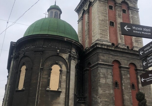 У Львові монтують захист на деяких історичних пам’ятках 