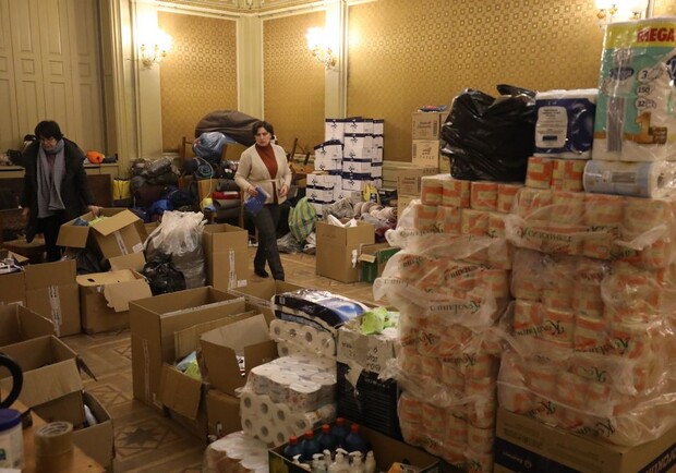 Львів’ян просять приносити продукти та ліки для військових і переселенців у Палац мистецтв. 