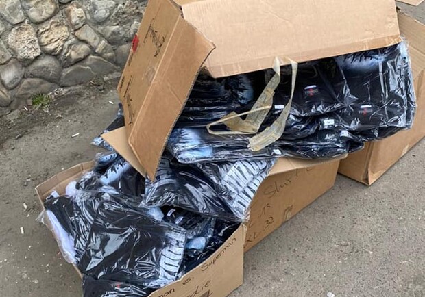 Везли під виглядом гуманітарної допомоги: львівські митники вилучили 30 ящиків брендового одягу 
