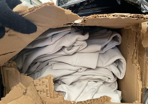 10 ящиків брендового одягу намагались ввезти в Україну, видаючи за гуманітарну допомогу 