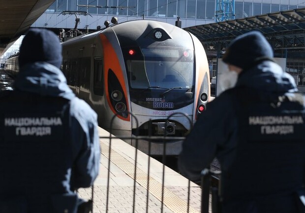 У поїзді Одеса-Перемишль затримали провідників-мародерів 