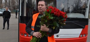 У громадському транспорті одеситам сьогодні дарували квіти
