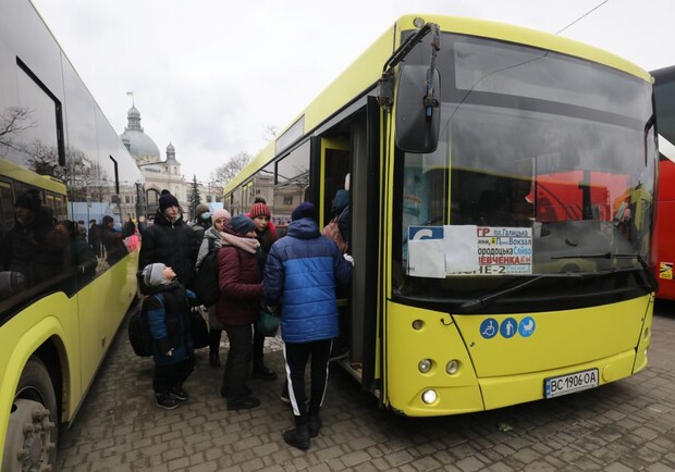 Із львівського вокзалу до центрів допомоги переселенцям запустили безкоштовні автобуси 