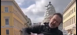 Вакарчук заспівав одну зі своїх популярних пісень на тлі Дюка в Одесі