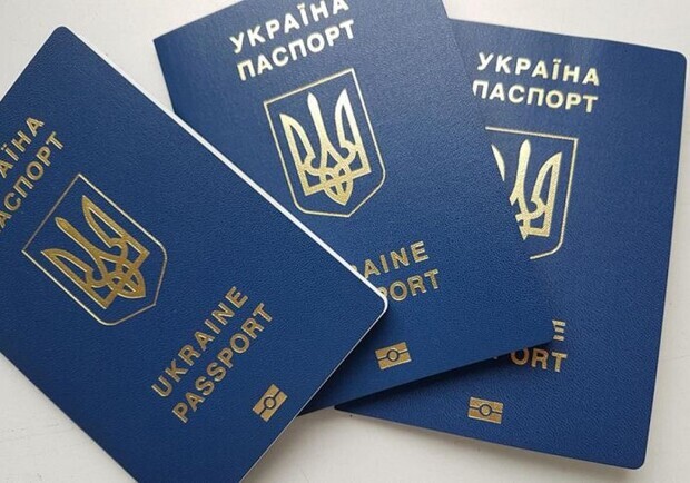 В Україні неможливо виготовити новий закордонний паспорт, але можна продовжити той, що існує. 