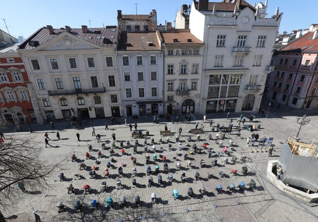 На площі Ринок поставили 109 дитячих візочків, як символ вбитих російськими окупантами дітей 