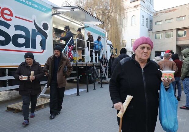 У Львові турецькі кухарі безкоштовно готують їжу для переселенців 