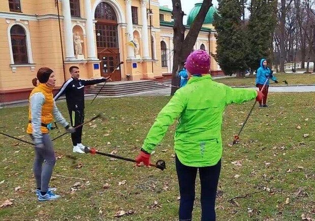 У Стрийському парку відновлюють безкоштовні тренування зі скандинавської ходьби. 