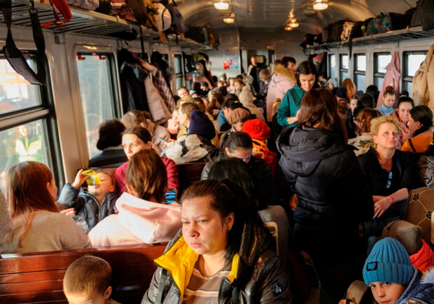Вдома краще: у кожному потязі з Перемишля до Львова повертаються біженці. 