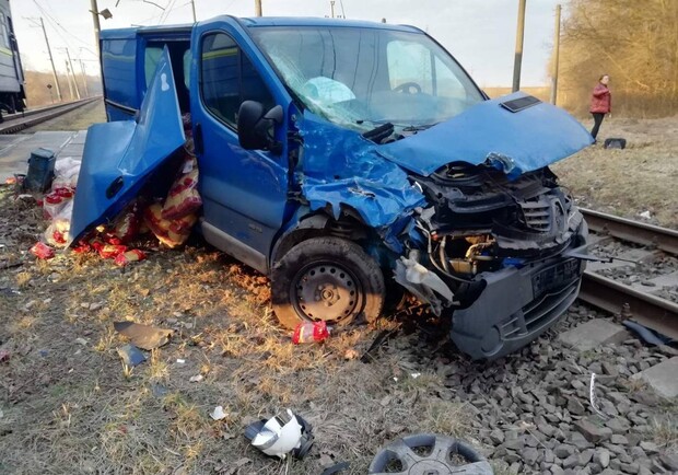 На Львівщині пасажирський поїзд протаранив автомобіль 