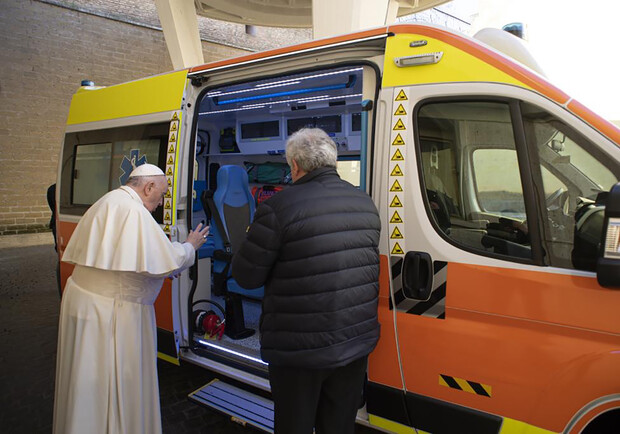 Папа Франциск подарував Львову карету швидкої допомоги 