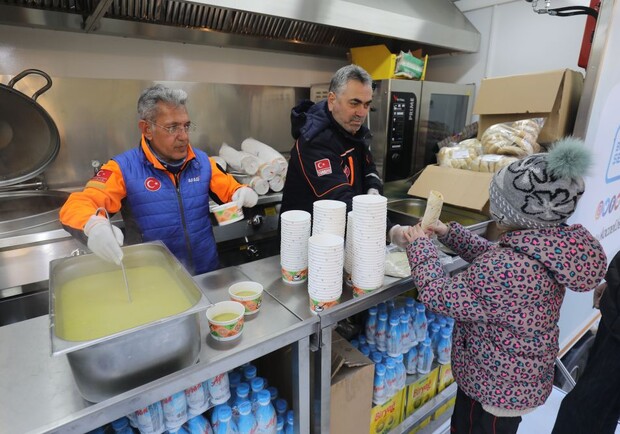 Сьогодні турецькі кухарі безкоштовно готуватимуть обіди для переселенців на Сихові. 