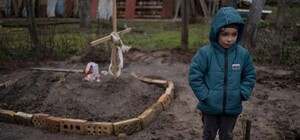 Фото хлопчика біля могили мами в Бучі вразило світ: що відомо про дитину та її сім’ю