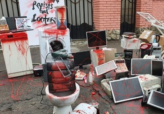 Біля російського консульства у Львові облаштували пам'ятник мародерству у крові 