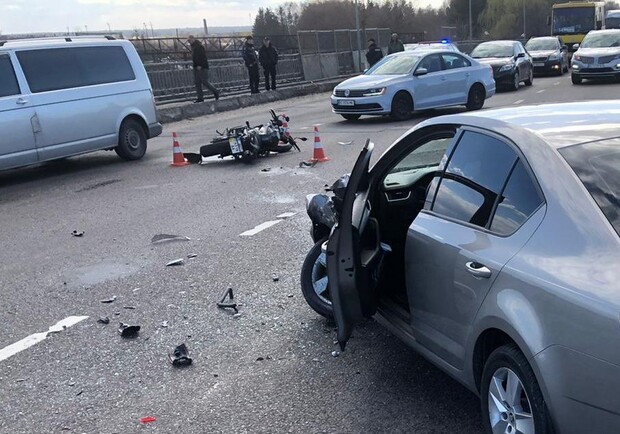 В аварії на Скнилівському мості у Львові загинув мотоцикліст: фото з місця ДТП 